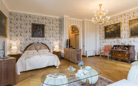 Villa Michelangelo 14: Mueble, Diseño De Interiores, Piso, Suelo, Pared, Habitación, Techo, Madera, Habitación, Cama