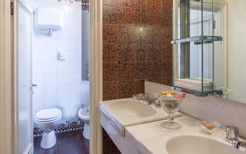 Villa Michelangelo 14: Lavabo Del Baño, Baño, Arreglo De Tubería, Lavabo, Diseño De Interiores, Grifo, Piso, Plomería, Suelo, Habitación