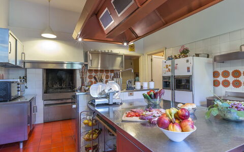 Villa Michelangelo 14: Cocina, Mostrador, Diseño De Interiores, Mueble, Techo, Encendiendo, Casa, Electrodoméstico, Piso, Lámpara