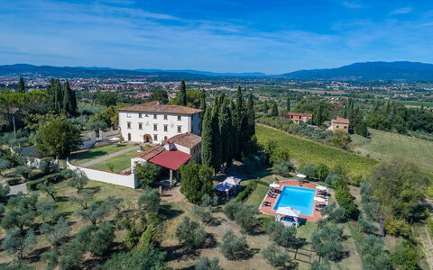 Villalta 18+2: Comida, Villa, Hacienda
