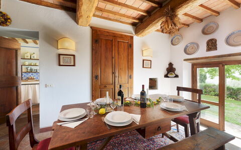 Le Volpaie 6+1: Mueble, Pared, Diseño De Interiores, Madera, Piso, Comedor, Mesa, Cocina Y Comedor Mesa, Silla, Casa