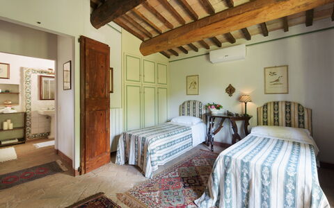 Le Volpaie 6+1: Mueble, Cama, Pared, Habitación, Diseño De Interiores, Lecho, Piso, Sábana, Casa, Marco De La Cama