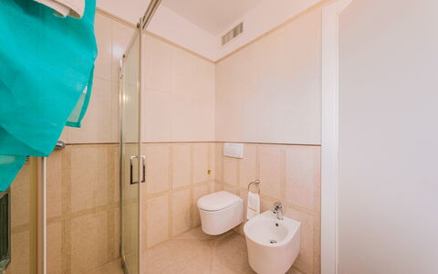 Villa Sanssouci 8: Piso, Suelo, Arreglo De Tubería, Diseño De Interiores, Baño, Plomería, Grifo, Loseta, Baño, Habitación
