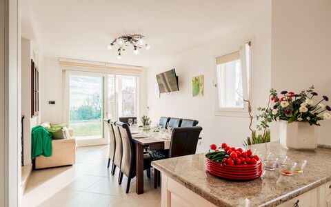 Villa Sanssouci 8: Mueble, Diseño De Interiores, Piso, Mesa, Cocina Y Comedor Mesa, Silla, Comedor, Habitación, Encendiendo, Techo