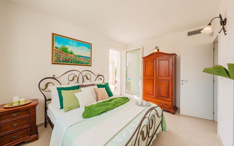 Villa Sanssouci 8: Mueble, Diseño De Interiores, Piso, Cama, Suelo, Habitación, Madera, Techo, Habitación, Sábana