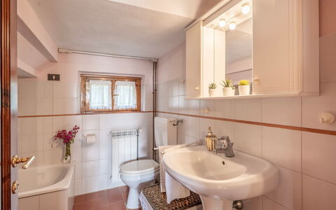 Frantusa 6+2: Lavabo Del Baño, Baño, Arreglo De Tubería, Diseño De Interiores, Lavabo, Piso, Suelo, Grifo, Habitación, Plomería