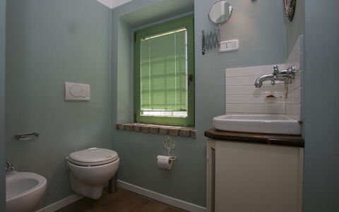 Il Podere di Fi 8: Baño, Arreglo De Tubería, Diseño De Interiores, Lavabo Del Baño, Grifo, Plomería, Lavabo, Suelo, Baño, Piso