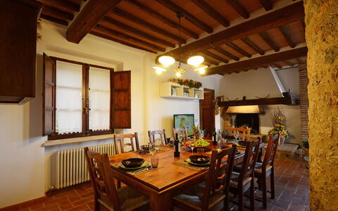 La Capanna di Franca 6+2: Mueble, Diseño De Interiores, Comedor, Madera, Mesa, Techo, Cocina Y Comedor Mesa, Piso, Silla, Habitación