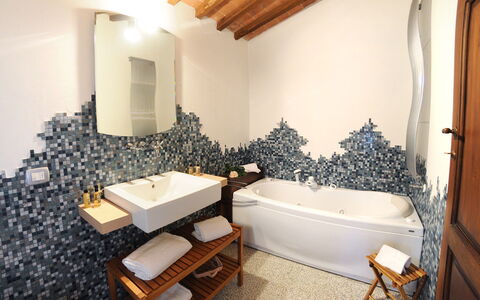 La Capanna di Franca 6+2: Arreglo De Tubería, Material Natural, Planta De Casa, Loseta, Grifo, Maceta, Plomería, Baño, Cerámico