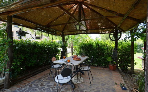 La Capanna di Franca 6+2: Mueble, Sombra, Jardín, Estructura Al Aire Libre, Mesa Al Aire Libre, Silla, Mueble Para Exteriores, Patio Interior, Kiosko, Losa
