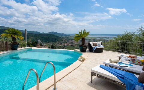 Villa Dolphin 10: Azul, Piscina, Mueble Para Exteriores, Recurso, Ocio, Eco Hotel, Sunlounger, Paraguas, Vacaciones, Sombra