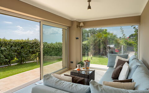 Villa Dolphin 10: Mueble, Diseño De Interiores, Piso, Casa, Suelo, Encendiendo, Puerta, Sofá, Sala, Techo