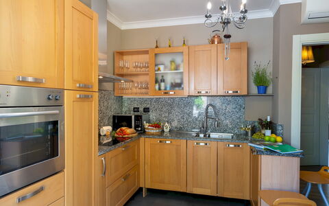 Villa Dolphin 10: Aparato De Cocina, Cocina, Gabinetes, Mueble, Mostrador, Electrodoméstico, Electrodoméstico, Madera, Diseño De Interiores, Alacena