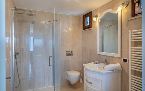 Villa Dolphin 10: Baño, Arreglo De Tubería, Diseño De Interiores, Piso, Pared, Suelo, Lavabo, Lavabo Del Baño, Grifo, Espejo