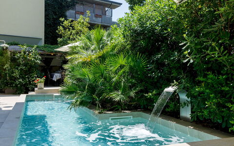 Villa Corona 8: Piscina, Agua, Recurso, Fuente De Agua, Material Compuesto, Eco Hotel, Jardín, Sombra, Hacienda