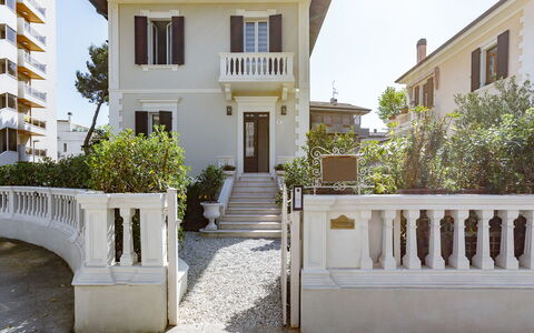 Villa Corona 8: Edificio, Ventana, Casa, Barrio Residencial, Casa, Puerta, Balcón, Porche, Inmuebles, Moldura