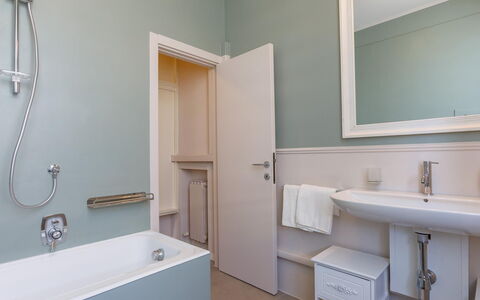 Villa Corona 8: Baño, Arreglo De Tubería, Piso, Diseño De Interiores, Suelo, Lavabo Del Baño, Grifo, Lavabo, Plomería, Techo