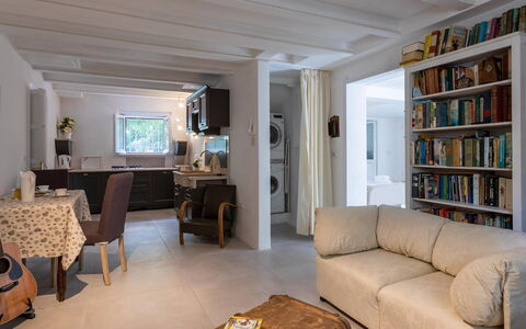 Villa Corona 8: Mueble, Diseño De Interiores, Piso, Sofá, Suelo, Pared, Habitación, Madera, Techo, Sala