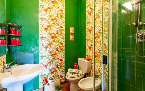 Villa Il Colle di Moriano 8: Verde, Amarillo, Diseño De Interiores, Arreglo De Tubería, Baño, Naranja, Plomería, Loseta, Baño, Mosaico
