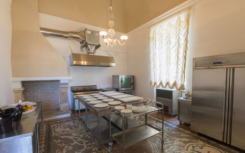 Villa Capozza 18+2: Piso, Cocina, Techo, Diseño De Interiores, Encendiendo, Suelo, Mostrador, Aparato De Cocina, Electrodoméstico, Habitación