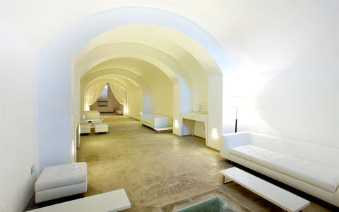 Villa Capozza 18+2: Diseño De Interiores, Piso, Suelo, Encendiendo, Mueble, Techo, Sofá, Sala, Diseño