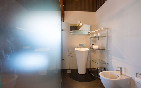 Villa Capozza 18+2: Diseño De Interiores, Pared, Piso, Arreglo De Tubería, Suelo, Baño, Techo, Encendiendo, Lavabo Del Baño, Plomería