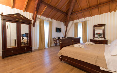 Villa Capozza 18+2: Madera, Diseño De Interiores, Piso, Suelo, Mueble, Encendiendo, Habitación, Techo, Cama, Marco De La Cama