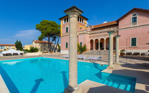 Villa Capozza 18+2: Fachada, Inmuebles, Piscina, Hacienda, Mansión, Villa, Hotel, Balcón, Recurso
