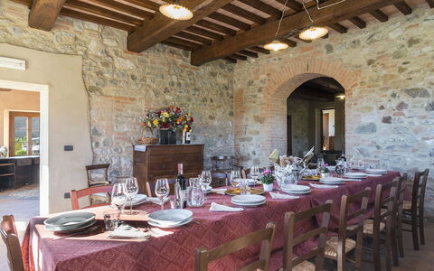 Podere Collelungo 14: Pared, Mueble, Mesa, Cocina Y Comedor Mesa, Inmuebles, Silla, Casa De Campo, Hacienda, Comedor, Pared De Piedra