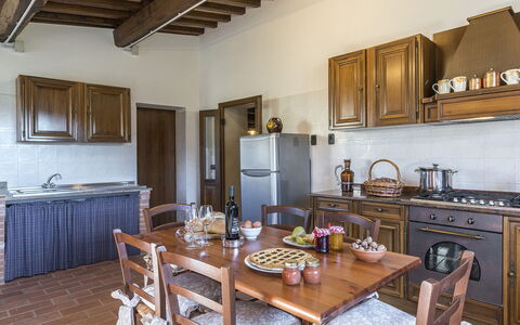 Podere Collelungo 14: Mueble, Cocina, Piso, Madera, Diseño De Interiores, Gabinetes, Mostrador, Aparato De Cocina, Habitación, Suelo