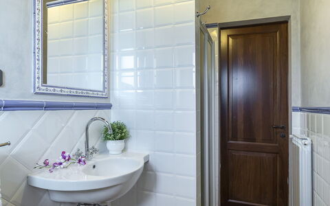Podere Collelungo 14: Diseño De Interiores, Piso, Suelo, Arreglo De Tubería, Plomería, Baño, Habitación, Grifo, Loseta, Espejo