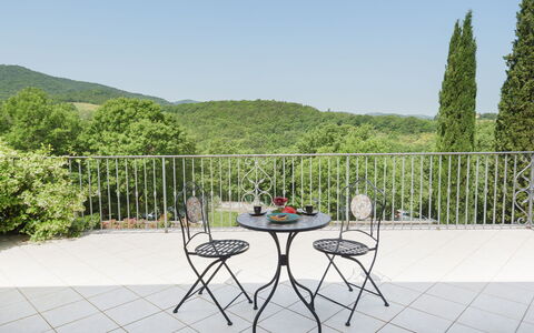 Villa Vittoria D'Anghiari 7+3: Mueble, Mueble Para Exteriores, Silla, Mesa, Mesa Al Aire Libre, Cocina Y Comedor Mesa, Balcón, Mesa De Café, Cerca, Sombra