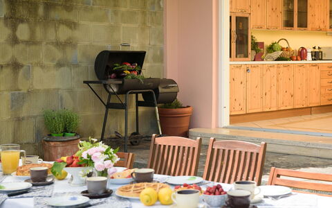 Villa Vittoria D'Anghiari 7+3: Mueble, Madera, Mesa, Silla, Piso, Diseño De Interiores, Cocina Y Comedor Mesa, Comida, Manchas De Madera, Maceta