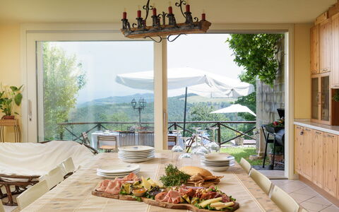 Villa Vittoria D'Anghiari 7+3: Mueble, Silla, Mesa, Diseño De Interiores, Cocina Y Comedor Mesa, Techo, Comedor, Habitación, Manteles, Sombra