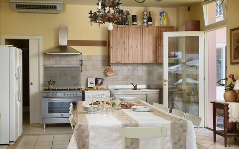 Villa Vittoria D'Anghiari 7+3: Mueble, Diseño De Interiores, Piso, Suelo, Madera, Cocina, Silla, Gabinetes, Habitación, Mesa
