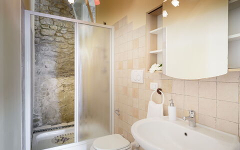 Villa Vittoria D'Anghiari 7+3: Pared, Piso, Arreglo De Tubería, Diseño De Interiores, Suelo, Baño, Lavabo Del Baño, Plomería, Habitación, Techo