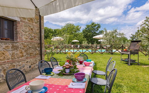 Podere Bagnolo 8: Mueble, Mesa, Mueble Para Exteriores, Jardín, Mesa Al Aire Libre, Silla, Cocina Y Comedor Mesa, Césped, Manteles, Linos