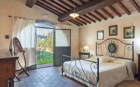 Podere Bagnolo 8: Mueble, Cama, Marco De La Cama, Habitación, Lámpara, Planta De Casa, Silla, Hotel, Villa, Lecho