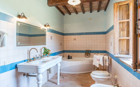 Podere Bagnolo 8: Piso, Diseño De Interiores, Arreglo De Tubería, Suelo, Grifo, Puerta, Loseta, Baño, Lavabo Del Baño, Plomería