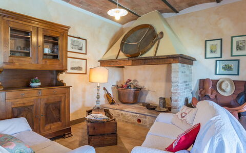 Podere Bagnolo 8: Mueble, Diseño De Interiores, Pared, Madera, Piso, Habitación, Silla, Mesa, Encendiendo, Sala