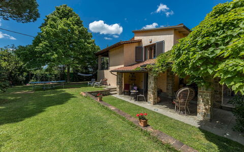 Villa Joy 6: Arbusto, Casa, Casa, Barrio Residencial, Jardín, El Terreno Del Lote, Cabaña, Área Rural, Cobertura Del Suelo
