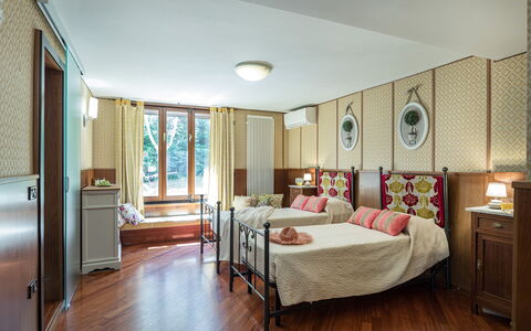 Villa Joy 6: Mueble, Diseño De Interiores, Habitación, Cama, Madera, Piso, Techo, Sábana, Lecho, Suelo