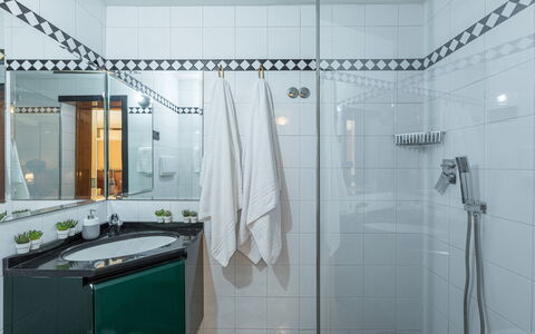 Villa Joy 6: Arreglo De Tubería, Baño, Piso, Diseño De Interiores, Grifo, Suelo, Lavabo, Plomería, Loseta, Ducha