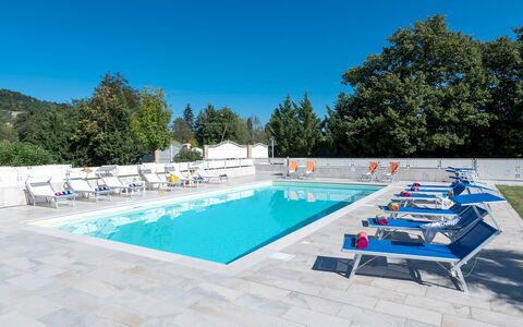 Cascina Marianna 12+4: Azul, Piscina, Mueble Para Exteriores, Recurso, Material Compuesto, Sunlounger, Hotel, Silla, Sombra, Thermae