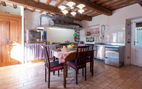 Cascina Marianna 12+4: Mueble, Diseño De Interiores, Madera, Piso, Techo, Cocina, Mesa, Suelo, Casa, Cocina Y Comedor Mesa