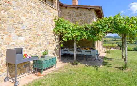 Podere Pomasciano 10: Mesa Al Aire Libre, Mueble Para Exteriores, Cocina Y Comedor Mesa, Jardín, Casa De Campo, Sombra, Patio Interior, Yarda, Patio, Silla