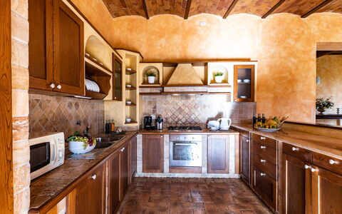 Il Poderuccio 17: Cocina, Mueble, Diseño De Interiores, Mostrador, Piso, Madera, Gabinetes, Suelo, Techo, Aparato De Cocina