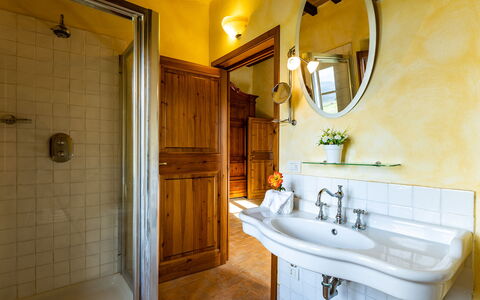 Il Poderuccio 17: Arreglo De Tubería, Baño, Diseño De Interiores, Lavabo Del Baño, Madera, Piso, Grifo, Suelo, Plomería, Lavabo