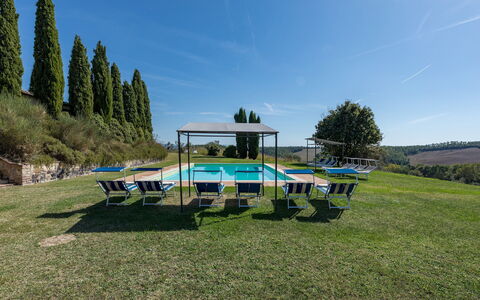 Il Poderuccio 17: Mueble Para Exteriores, Piscina, Mueble, Ocio, Sombra, Mesa Al Aire Libre, Jardín, Paisajismo, Césped, Patio Interior