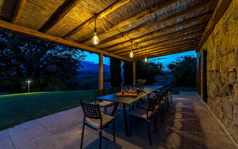 Il Poderuccio 17: Encendiendo, Mueble, Silla, Mueble Para Exteriores, Sombra, Patio Interior, Paisajismo, Jardín, Recurso, Mesa Al Aire Libre